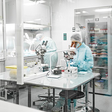 Científicos mirando a través de un microscopio